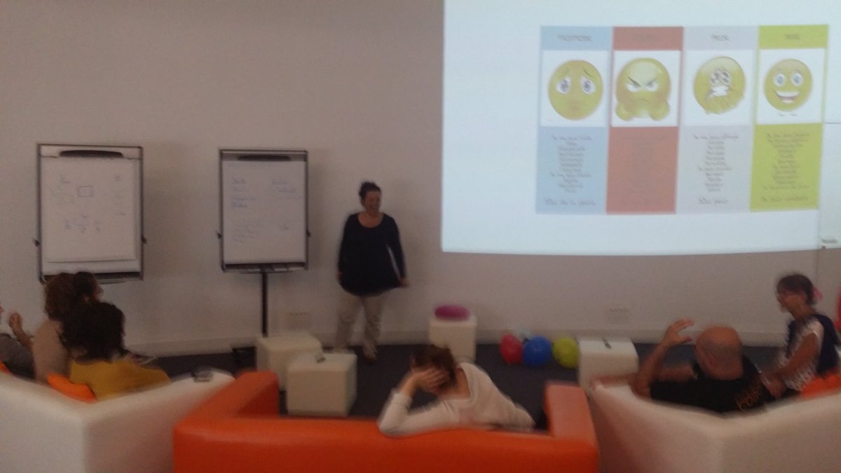 pdescognets's tweet photo. Communauté #MonClient&Moi #DOIdF #expérienceclient émotion waouh salarié 👌 #Essentiels2020 #promesseorange https://t.co/WrvzlgHECN