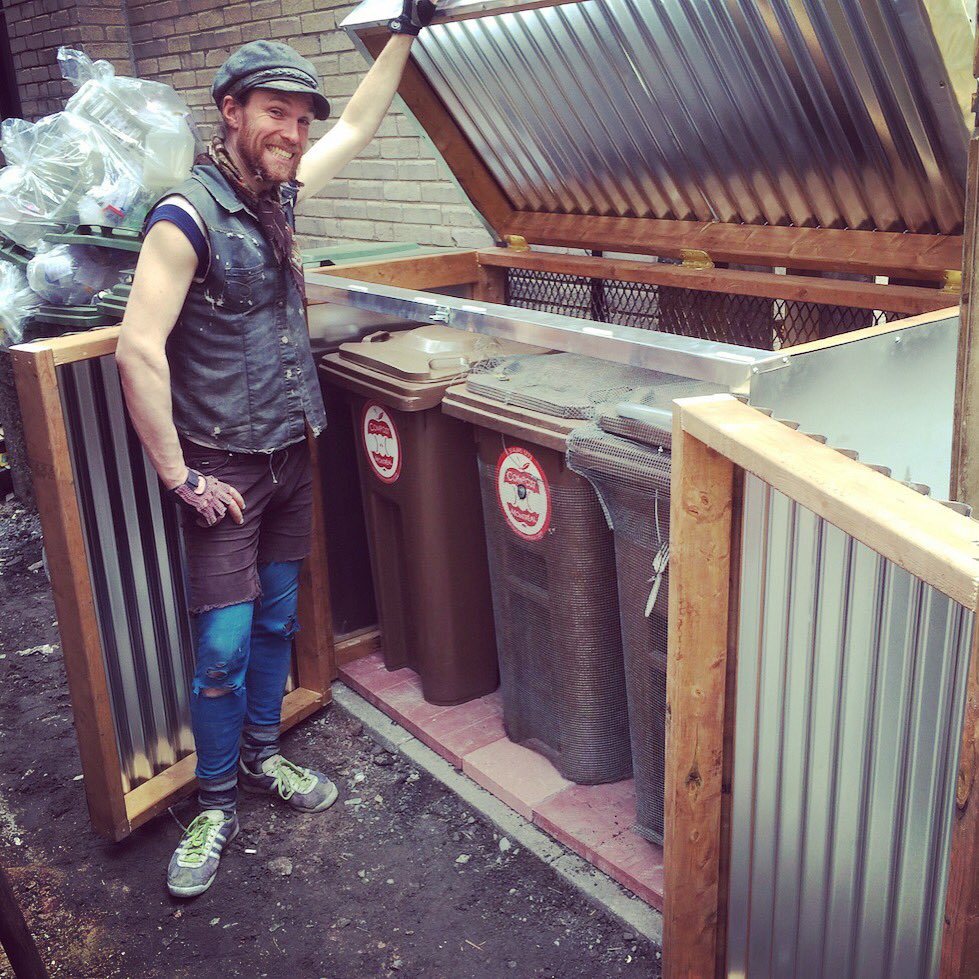 compostmontreal's tweet photo. #compost #montreal #greenwaste #behindthescenes https://t.co/QPGxbd7l9l