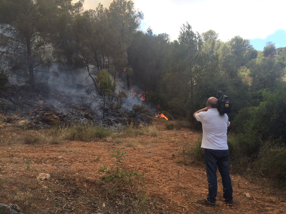 AlmuTalon's tweet photo. #IFBolbaite sigue quemando. Las llamas avanzan hacia el Este. Ahora muy cerca de #Sellent y #Sumacàrcer @A3Noticias https://t.co/cm5fE1I1Ed