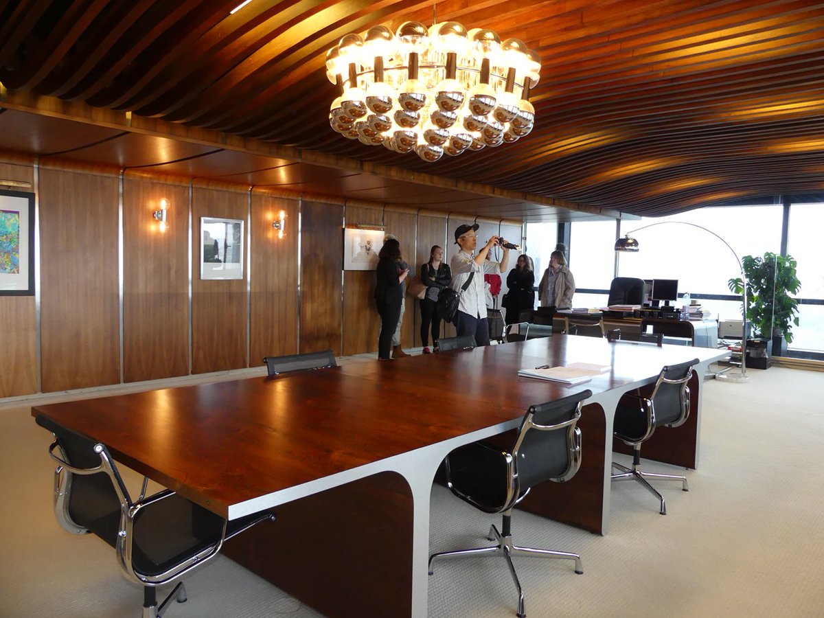 Les visiteurs du <a href="/moisArchiIDF/">MoisArchitectureIDF</a> découvrent le mobilier du bureau du préfet