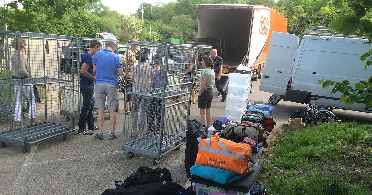 TeamClimaxEde's tweet photo. Terugblik #Roparun2016, inpakken en op naar Hamburg. Foto: Jaap. Sponsor: #TNT. Meer info: https://t.co/IJbEWKpy1A https://t.co/n0n4QoP9Oe