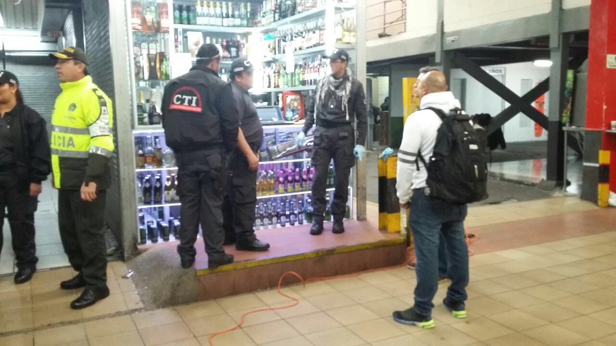 FiscaliaCol's tweet photo. #AEstaHora #Fiscalía adelanta operativos en contra de mafias de adulteración y contrabando de licor en el país. https://t.co/rXvDvKq357