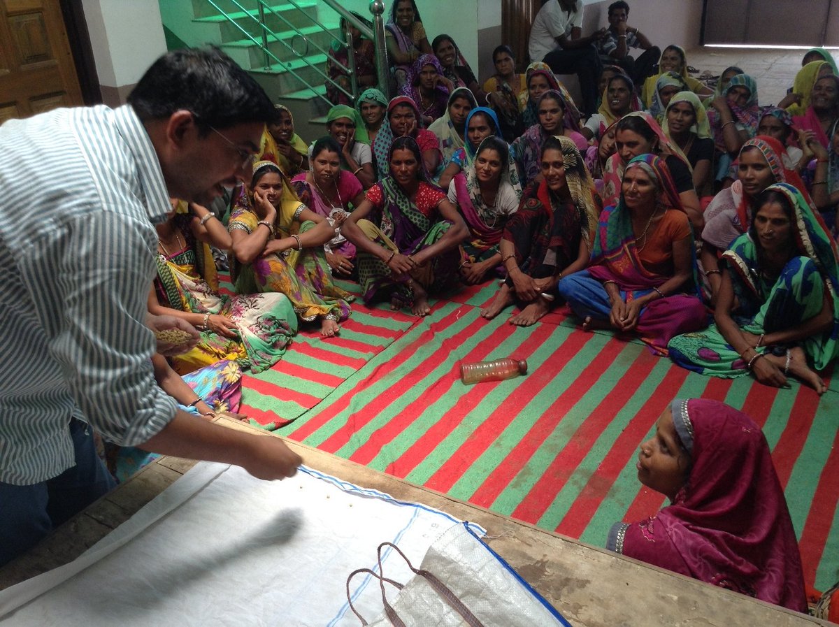 GramUnnati's tweet photo. Training 60+ farmers on soybean farming best practices at Ratlai, Bakani #RGAVP https://t.co/owUrZrtnv0