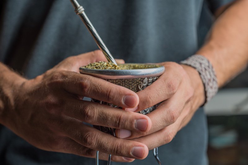GizmodoES's tweet photo. El café, el té y el mate no son cancerígenos: es su temperatura lo que puede causar cáncer https://t.co/dBgIu9UaXs https://t.co/UVF7IODq0L