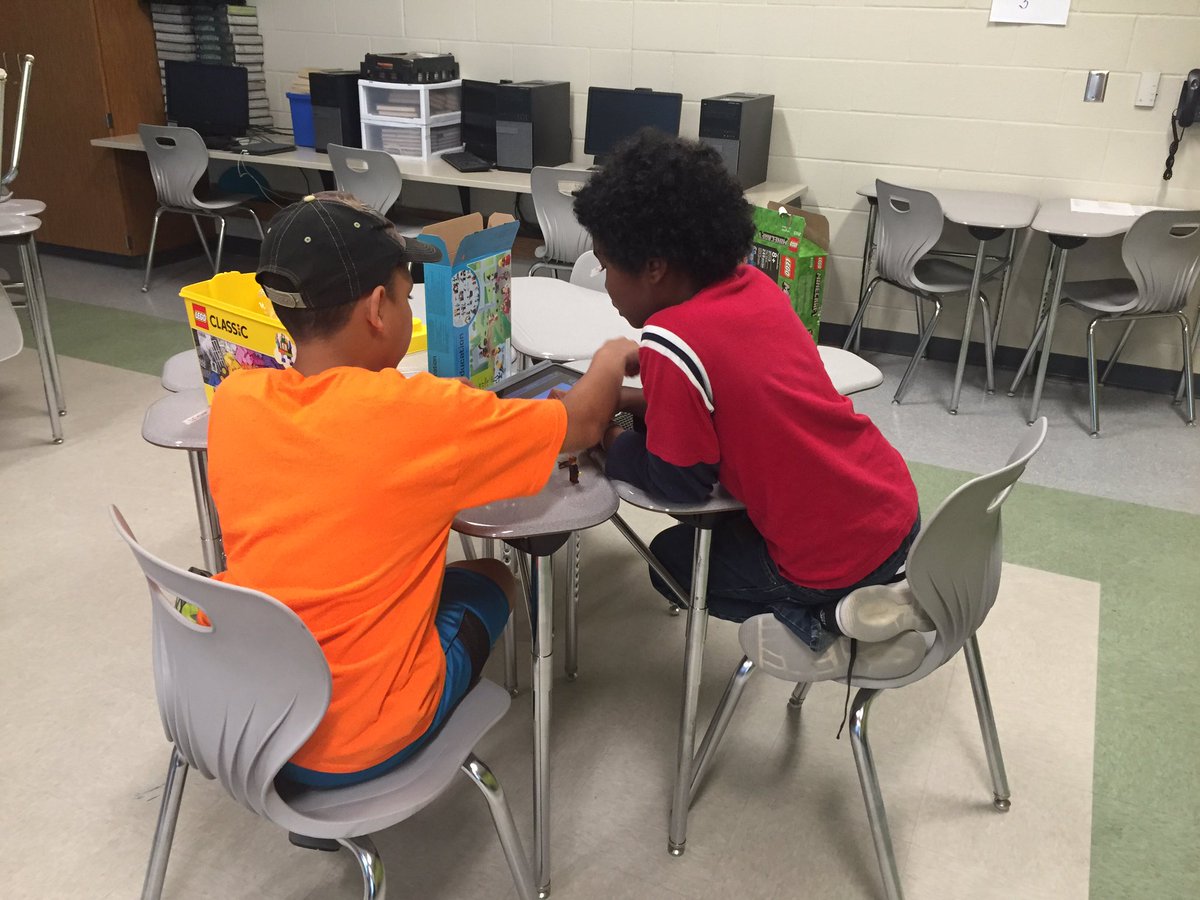 sarahstephensnc's tweet photo. Setting up scenes for our stop motion animation! #stem @HCSDTIF #HCSdigitallearning https://t.co/wVSLUe3App