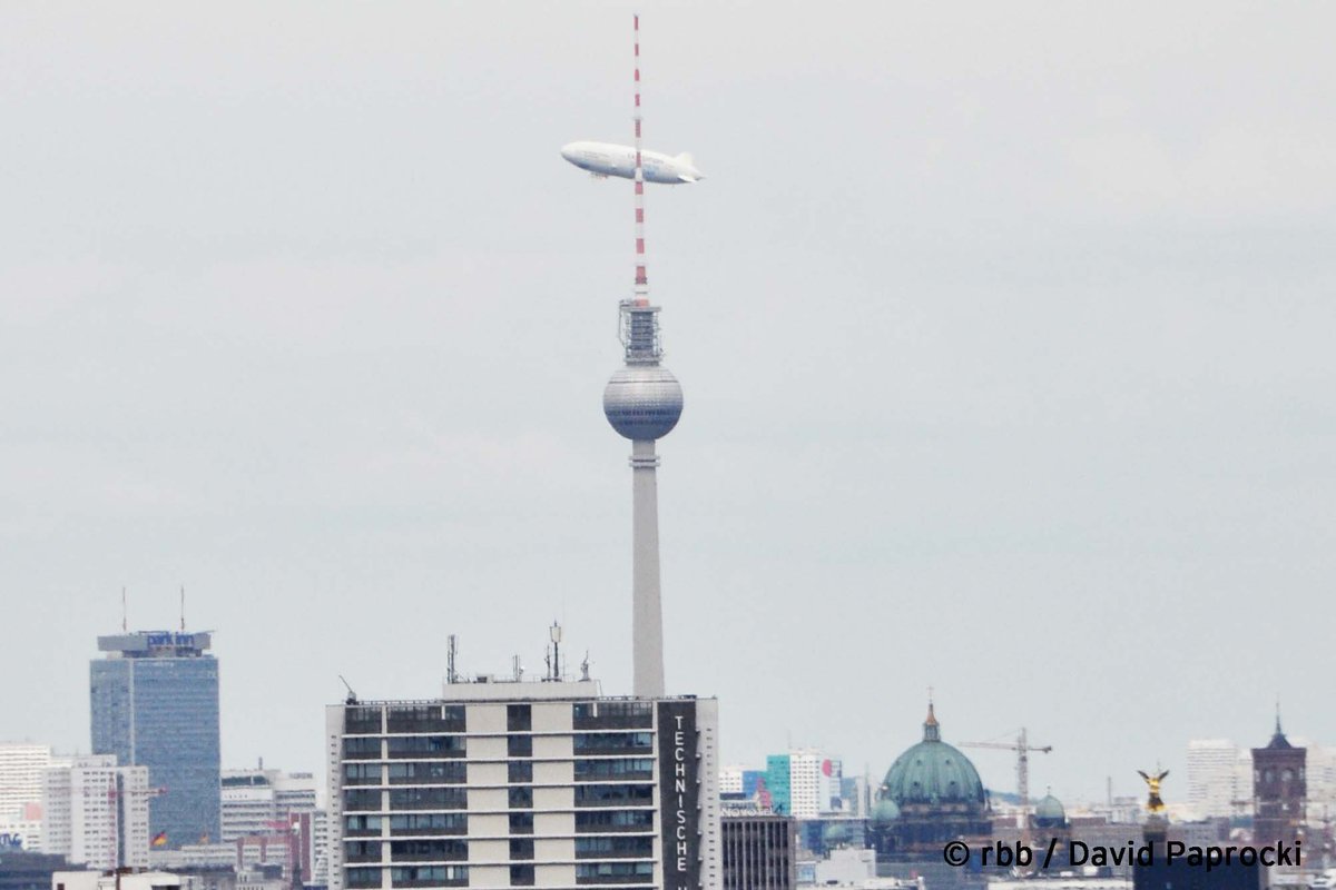 presse_rbb's tweet photo. Aus #etage12 gibt's heute klare Sicht auf den Zeppelin am Spieß ^cw #UhrwerkOzean #MeereundOzeane @rbbabendschau https://t.co/PIWdfA3wes