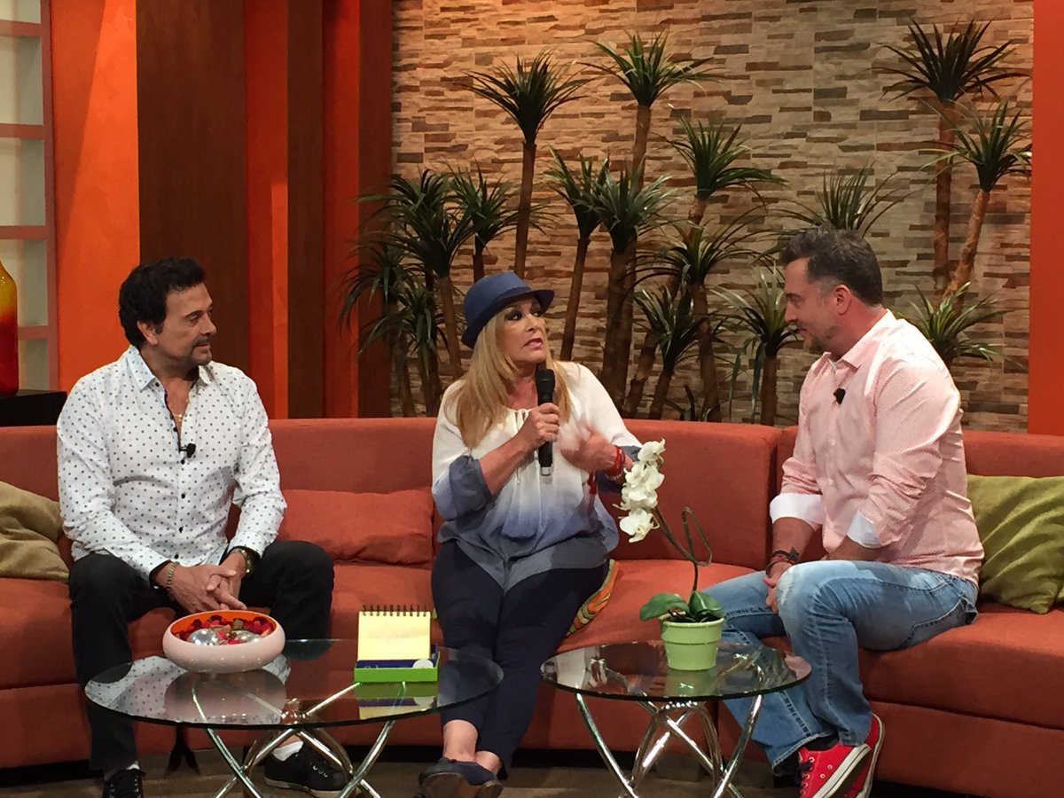 ElRepertorioMx's tweet photo. Ahora @SylviaPasquel en @genteregiatv con @fernandolozano y @albertobenitta promo "No seré feliz pero tengo marido" https://t.co/qeq8rF9xMv
