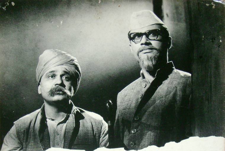 VintageMuVyz's tweet photo. #Vintage #60s #DevAnand #OmPrakash #JaaliNote https://t.co/RFH3Pa8cSj
