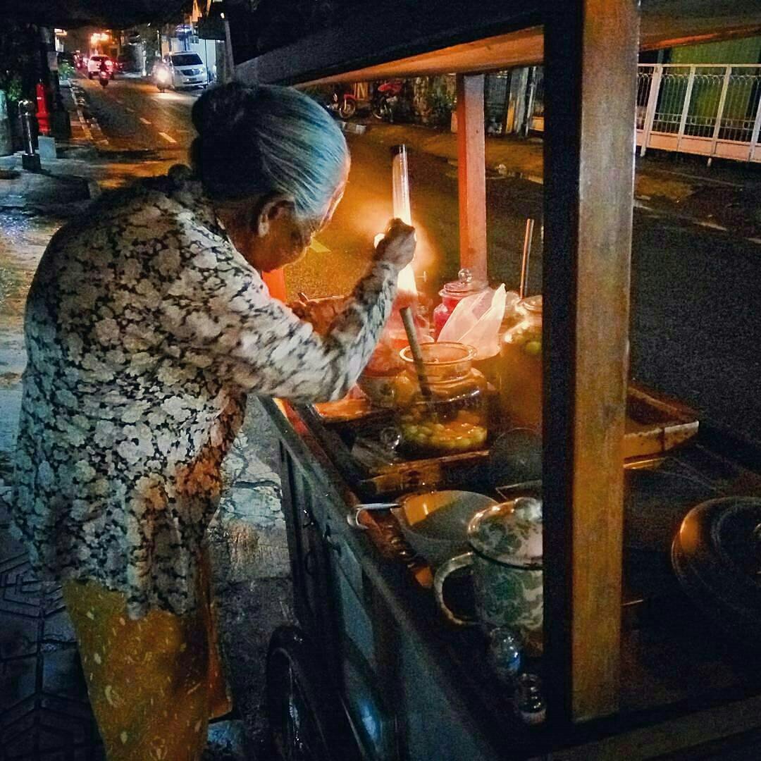 Jogja24Jam's tweet photo. Salah satu jogja heritage. Wedang Ronde mbah  Payem, timur perempatan kauman. 
photo from  @sholmad https://t.co/eSiNeic69y