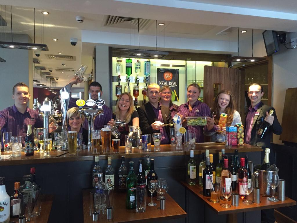 ParikZalaWHR's tweet photo. @djctanner this is how we do our drink #Thursdaymasterclass @PIGatwick come join in for next session @JamesRider_PI https://t.co/XSFrOX8bKL