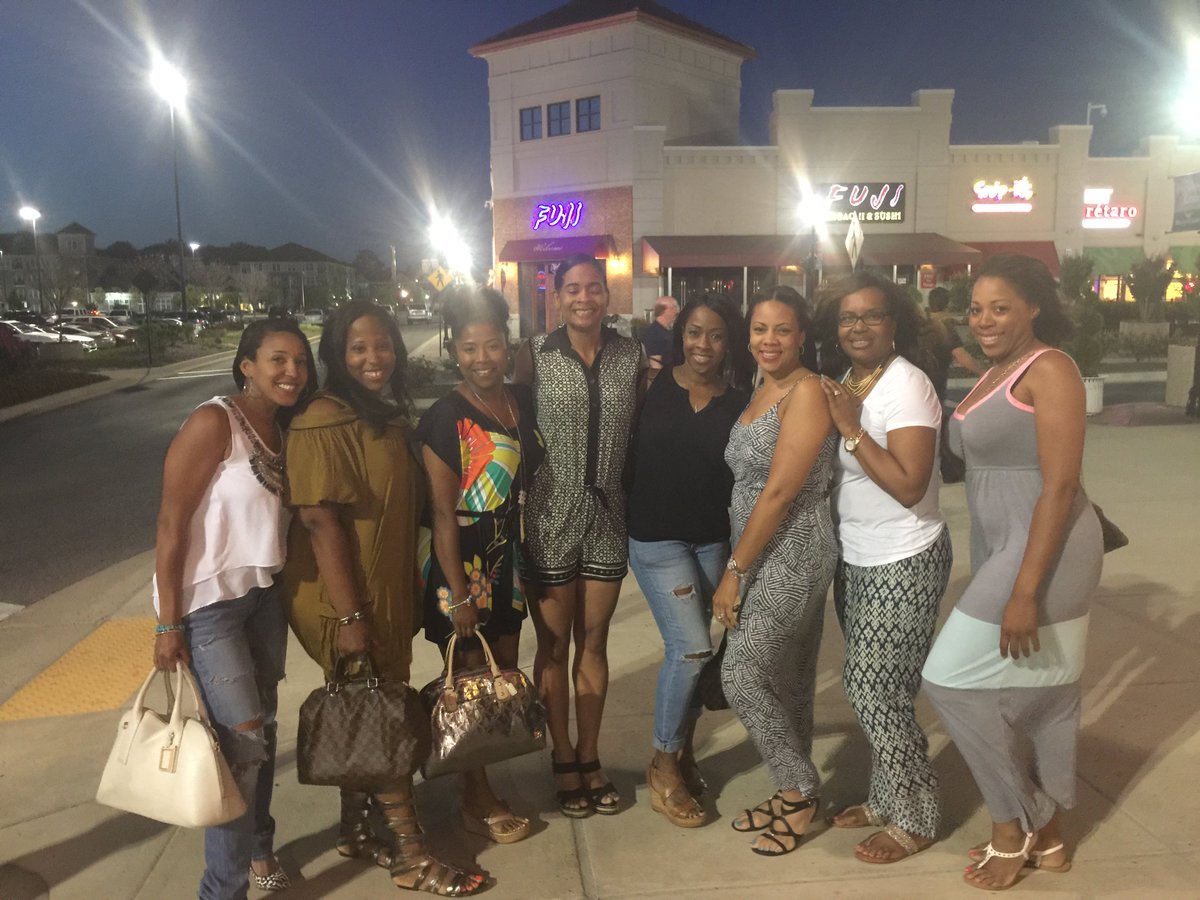 PDLadyConsults's tweet photo. RHOB #BookClubRecap @HoulihansWaugh We all received our envelopes! #GreatFood #GreatService #FunTimes https://t.co/iOSHZlyL9q