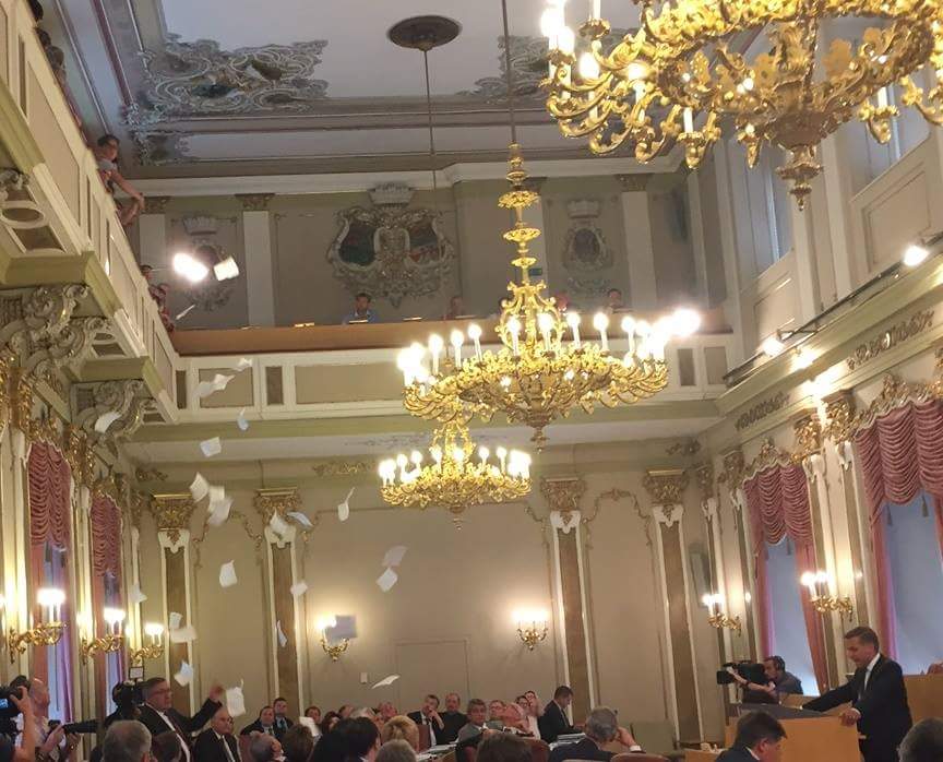 Der Beschluss der Kürzung der Mindestsicherung im OÖ Landtag war heute nicht ganz ungestört: