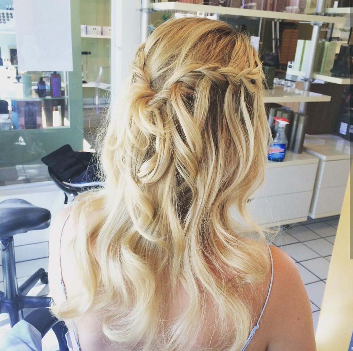 Hair_Angles's tweet photo. This beautiful elegant updo was done by non other than Pamela! Very soft and perfect for summer. https://t.co/WS9TMXwdVQ