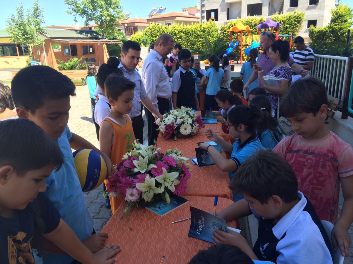 Yazarlık kulübümüzdeki öğrencilerimizin çıkarmış olduğu "Özgürlük Kelebekleri" adlı kitabımızın imza töreni..