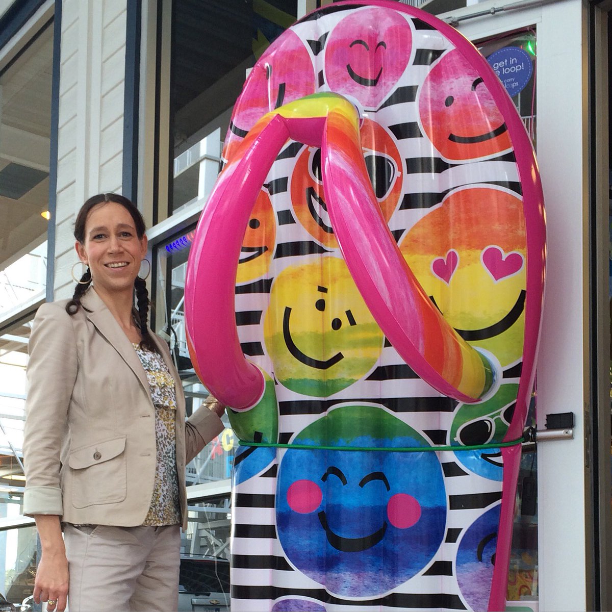 LightUpLEDs's tweet image. It's National Flip Flop Day! We urge everyone to celebrate with the biggest and awesomest flip flop around!!