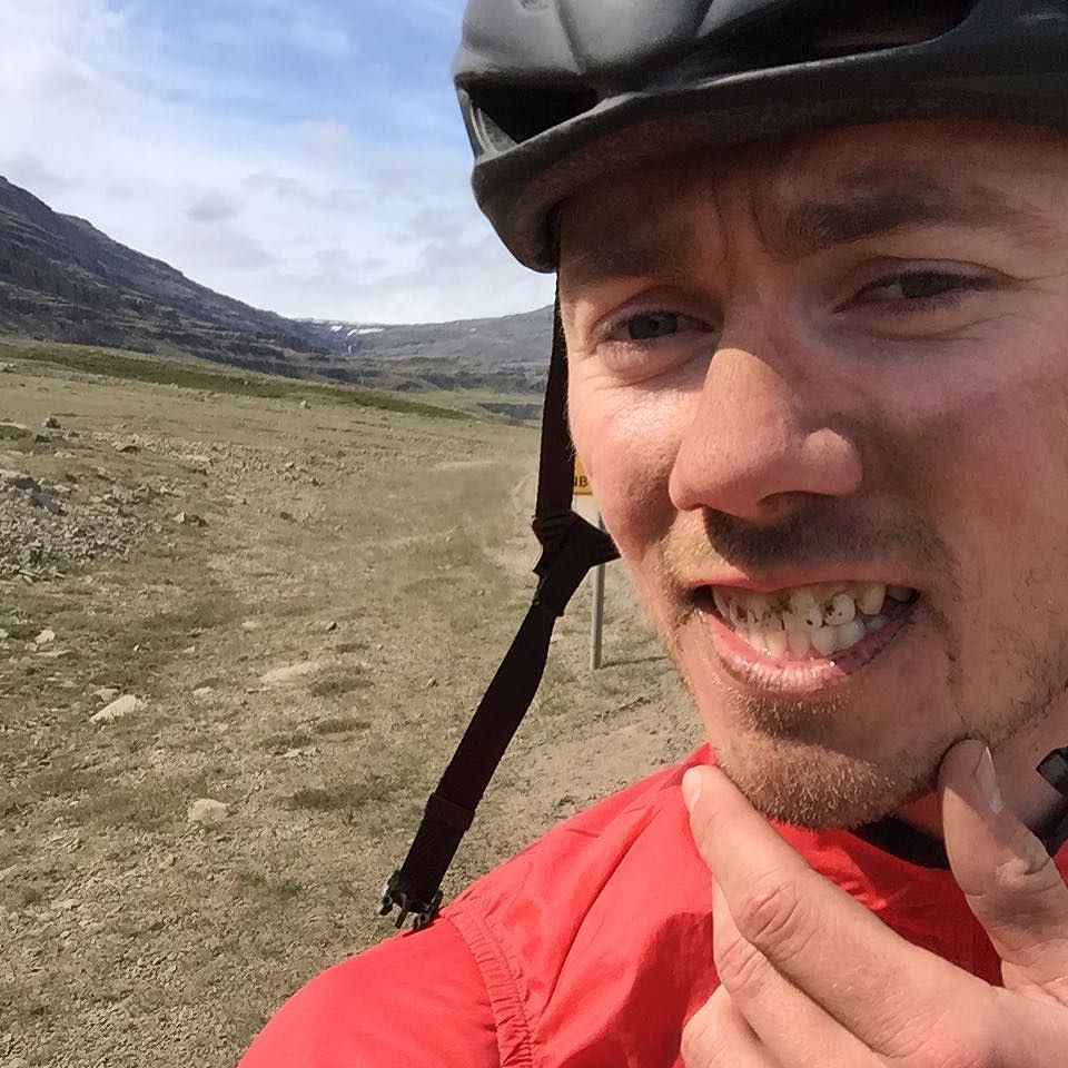 oskarom's tweet photo. Is there something in my teeth? #wowcyclothon #gravellovers #madeinmts #iamspecialized #kr… https://t.co/cXuwCOtoVf https://t.co/RvkwoB9cQY