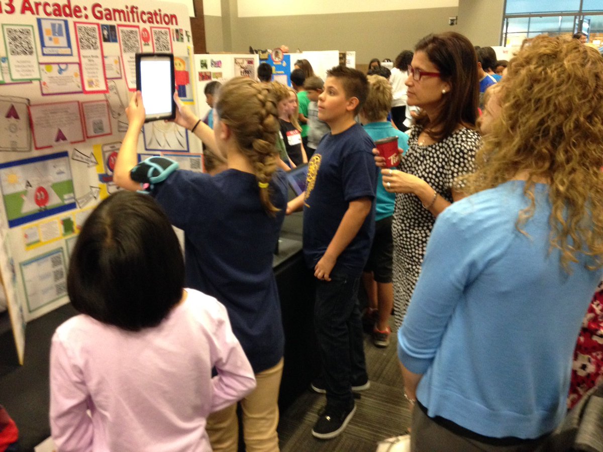 ZeliaMCT's tweet photo. #McMurrich Ss sharing w/guests #arcade #gamification showcase @MaRSDD @TLPCanada #tlpcoding #edtech #codingquest https://t.co/jLA8JZGrRD