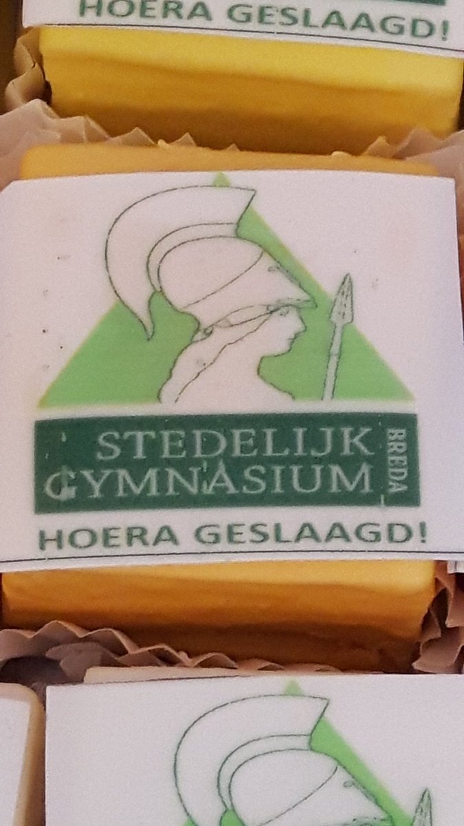 GymBreda's tweet photo. Feest op school! Leerlingen komen hun cijferlijst halen en er is alle ruimte voor felicitaties! Proost,  geslaagden! https://t.co/i5leOFNJbp