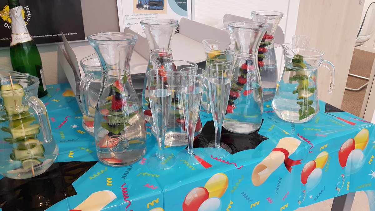 GymBreda's tweet photo. Feest op school! Leerlingen komen hun cijferlijst halen en er is alle ruimte voor felicitaties! Proost,  geslaagden! https://t.co/i5leOFNJbp