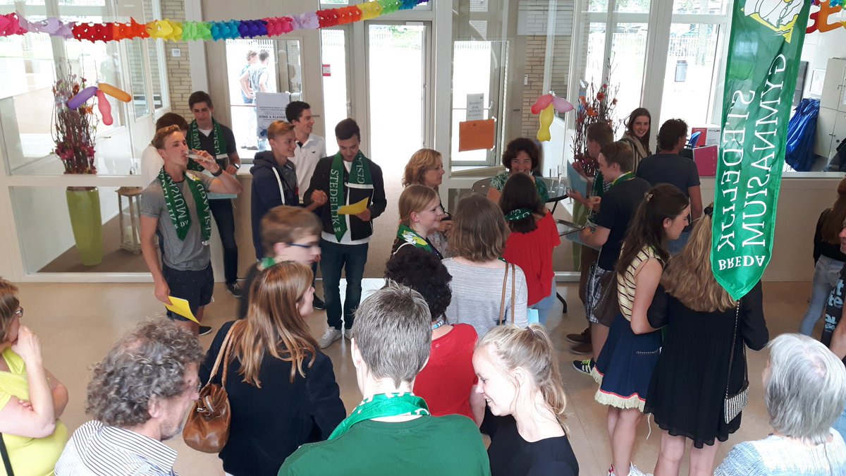 Feest op school! Leerlingen komen hun cijferlijst halen en er is alle ruimte voor felicitaties! Proost,  geslaagden!