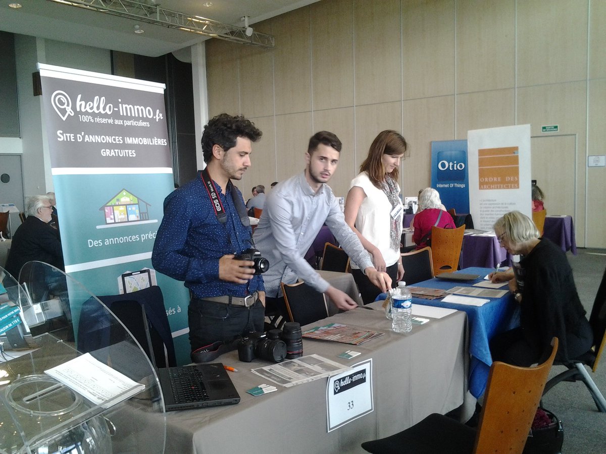Hello_immo's tweet photo. Toute l'équipe en présence de notre photographe Thomas sur le salon @unpi31 #immobilier #startup #Toulouse https://t.co/RkFjN9uZyV