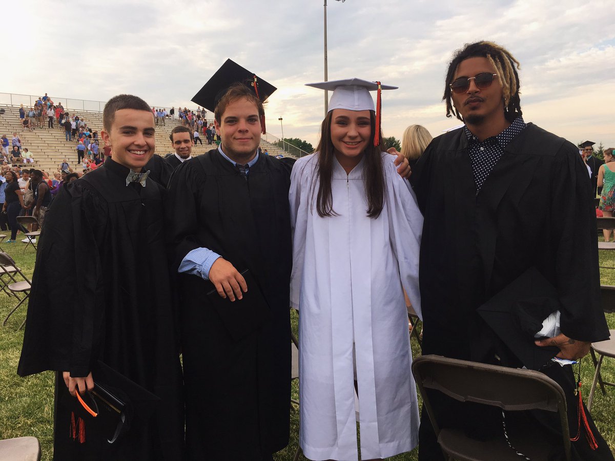 Rebecca_Ragoo's tweet photo. graduation #phs2016 https://t.co/pRM7mwE3R8