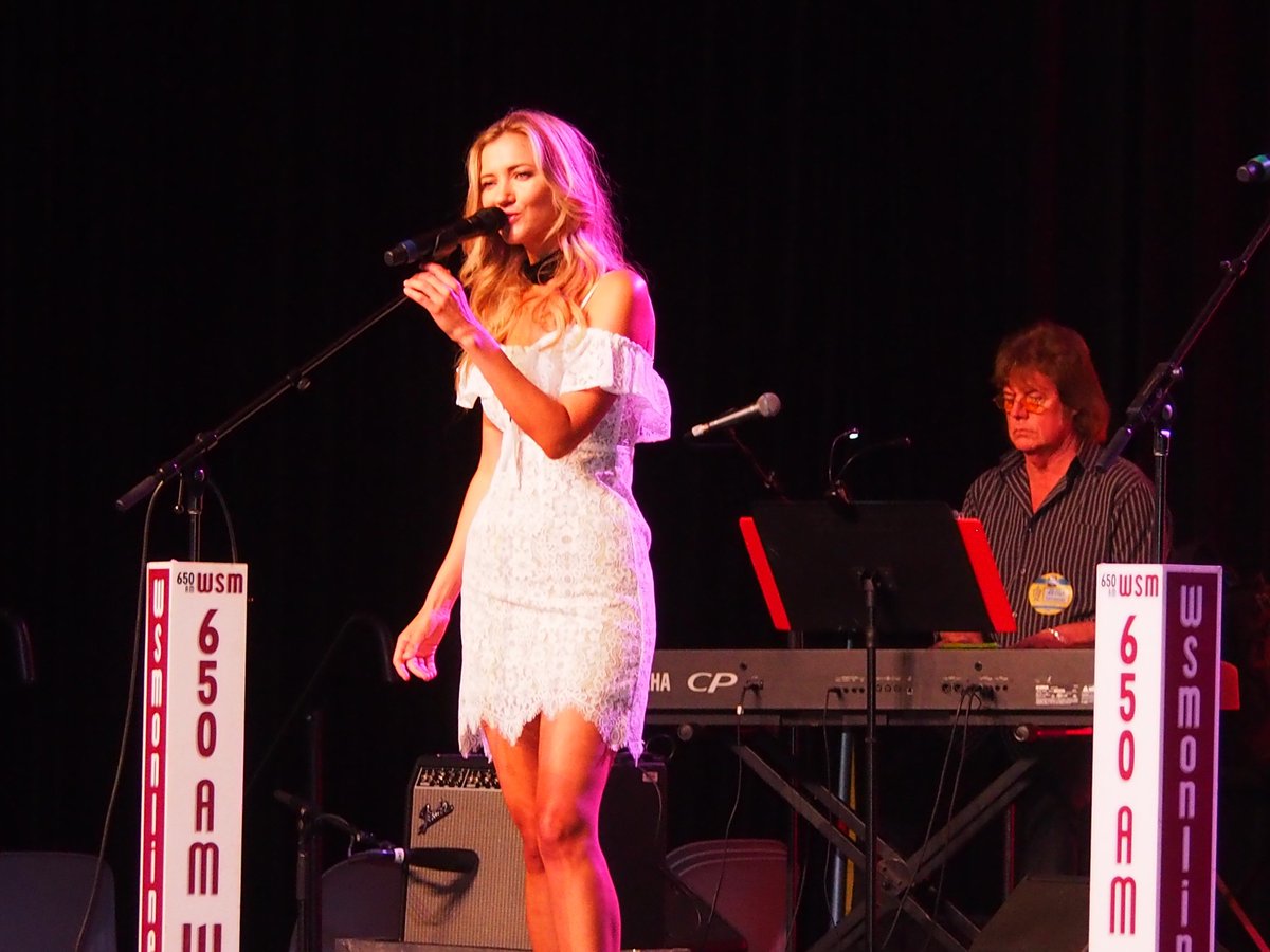 cjo_olguin's tweet photo. #CMAFest #DurangoStage @_SarahDarling #SecondSetOfPics #WSM650AM #TheLegend #SingerSongWriter #CountryMusicDoneRight https://t.co/EFXz8vTRhC