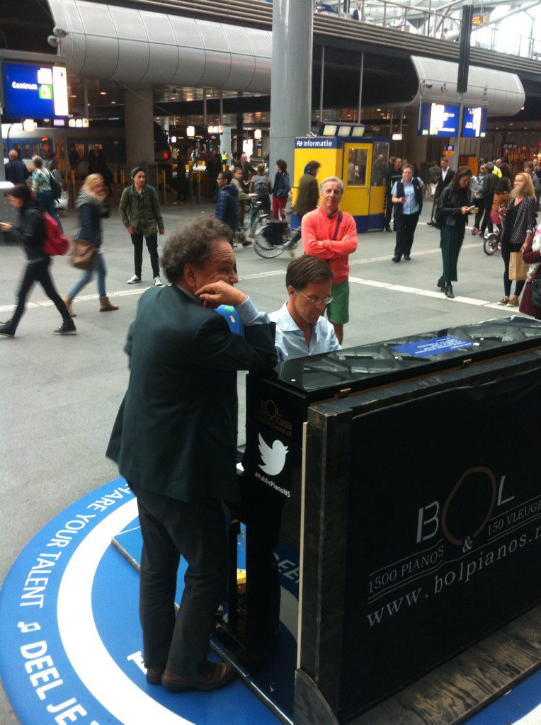 BeyondTheHeap's tweet image. Pianoman &amp;amp; dutch prime minister Rutte at The Hague central station #premier