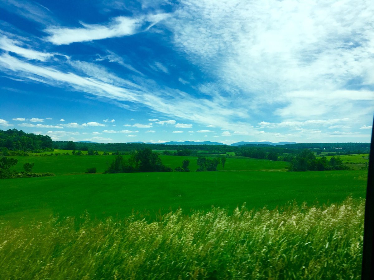 JamieWoodson's tweet photo. Just made it to #Vermont! Reminds me of #EastTennessee hills. Can't wait 2c everyone #2016NARC #rftn @retrievernews https://t.co/PrfB0OTKUt