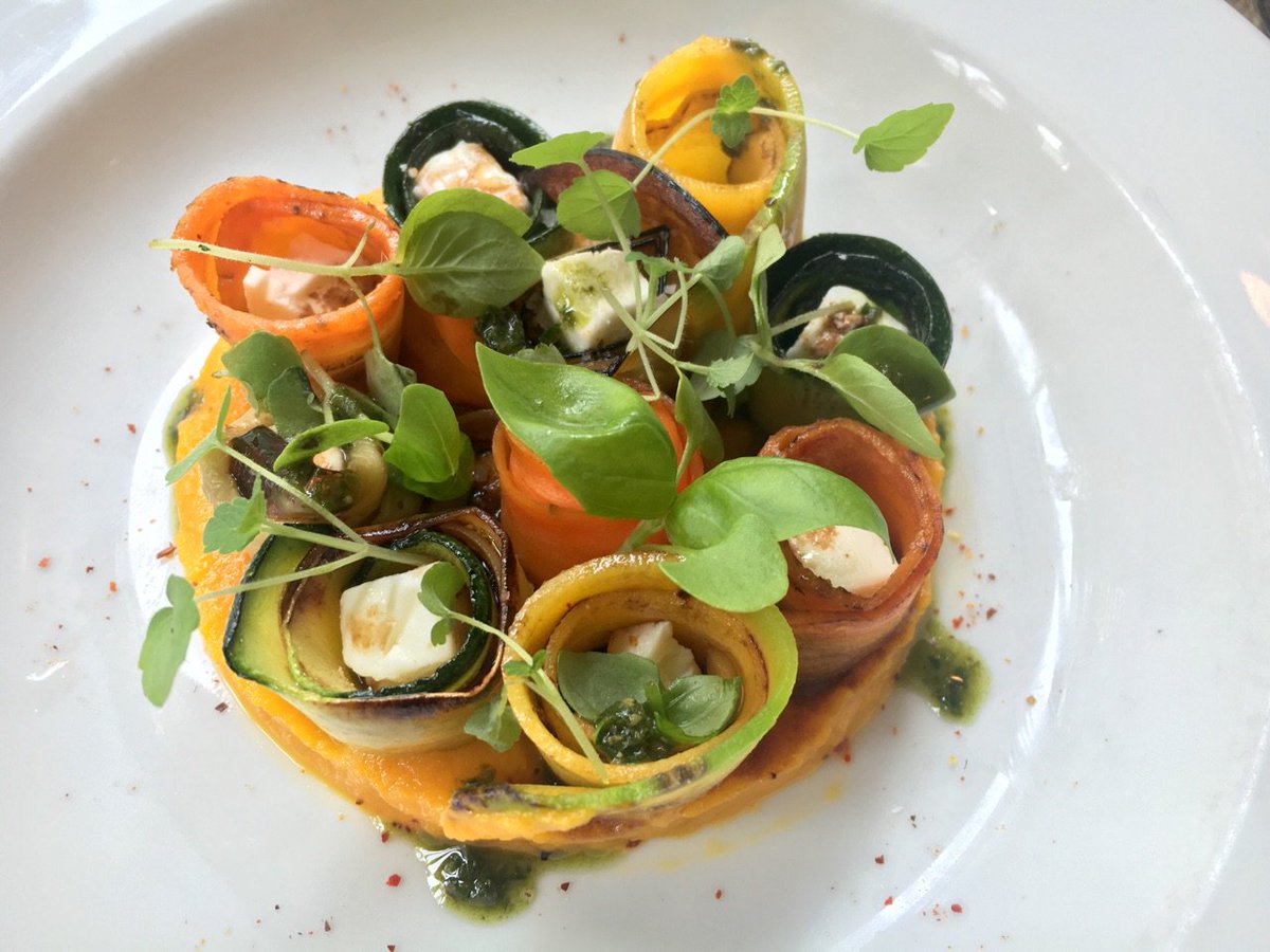 CantineTroquet's tweet photo. Ce qui est bien, avec les plats de saison, c'est qu'ils regorgent de couleurs ! https://t.co/RBSWhy3MCm