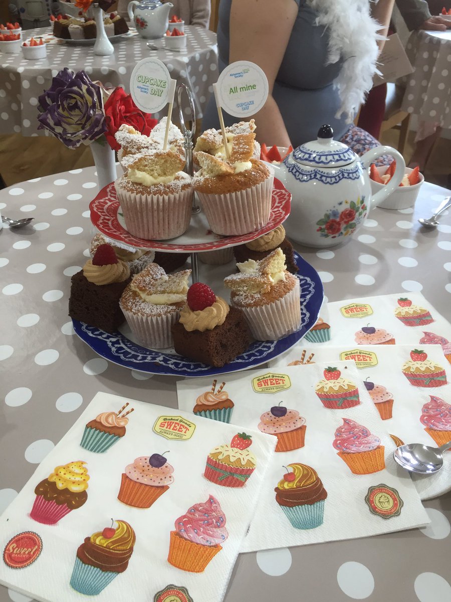 Buck_Lodge's tweet photo. #Hightea #CupcakeDay #featherboa #fancytable #vintagetea #Buck_Lodge #vintagetea #deliciousfood #happydays https://t.co/nym9Fn19rq