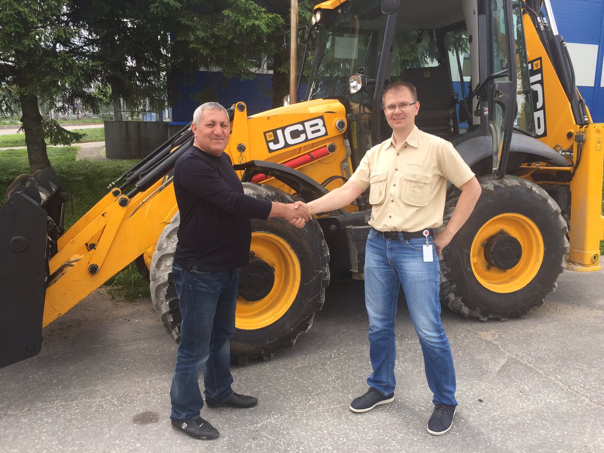JCBMoscow's tweet photo. Довольный клиент- залог успеха! #jcb #jcbmoscow #экскаватор-погрузчик #jcbused https://t.co/vTzzv15Ls1