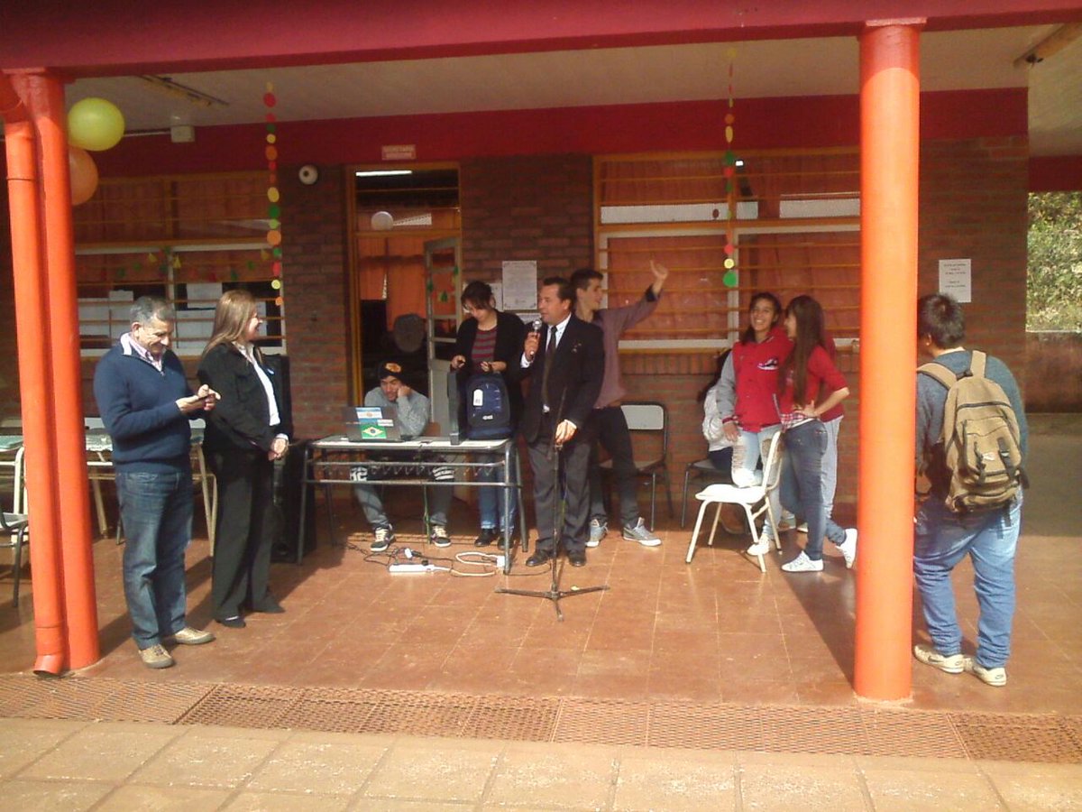 misioneseduca's tweet photo. Escuela Técnica 22 de Santiago de Liniers, séptimo aniversario, visita de @ivonneaqui https://t.co/uFVfEsnmmI