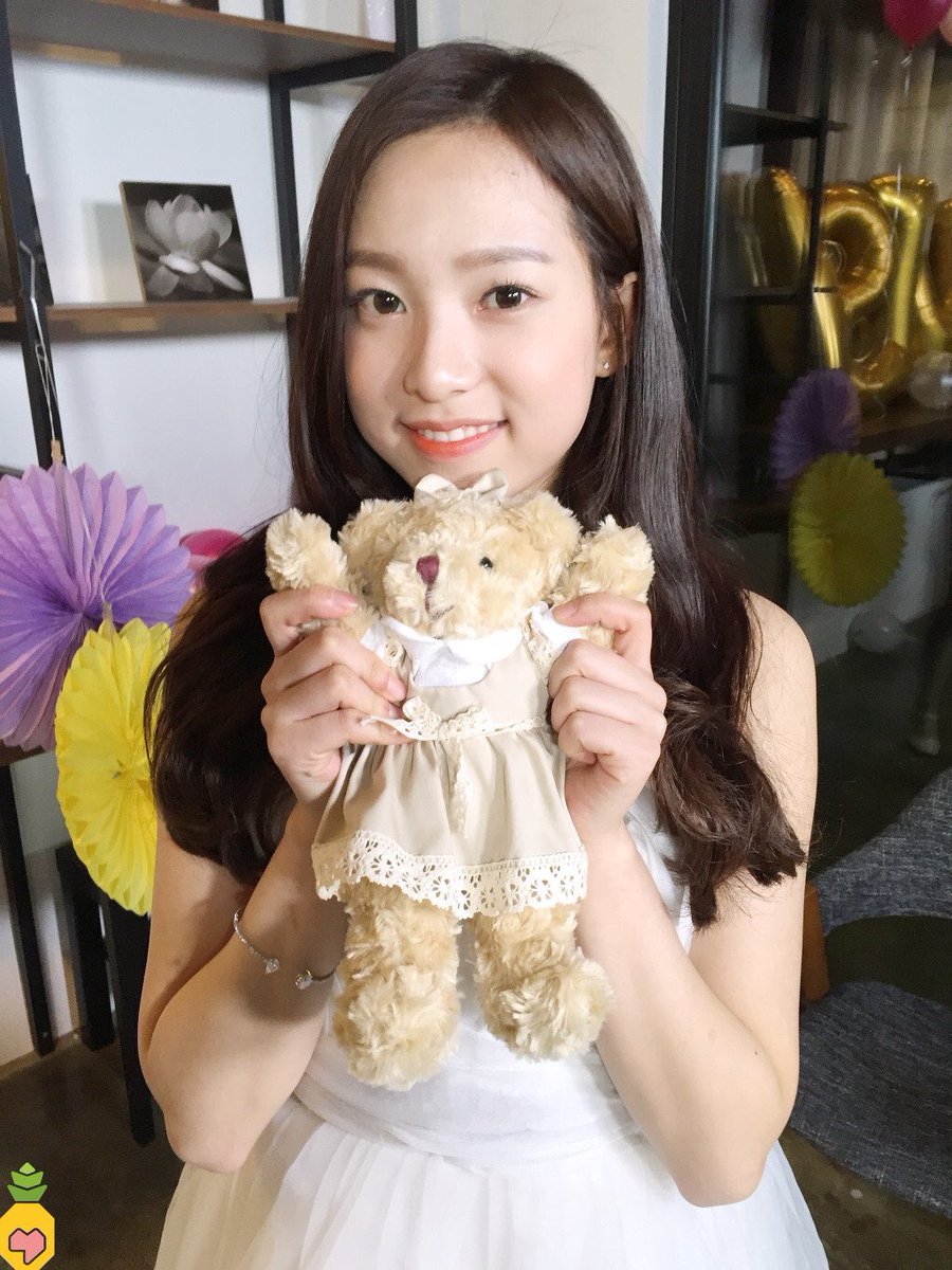 Yena_TH's tweet photo. [Cast/PIC] Yena กับ ตุ๊กตาหมี🐻 https://t.co/PX9kOBnJwB