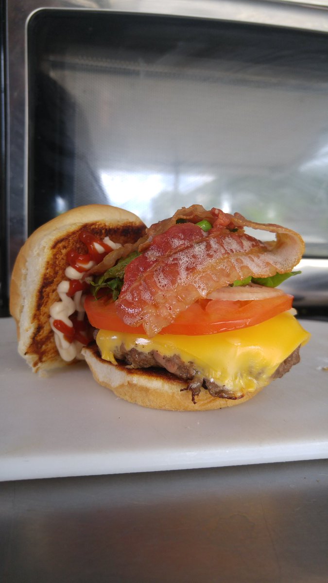 Fatboys18's tweet photo. #bacon#cheeseburger#deluxe#$5.50 https://t.co/2bEcBnYvZx