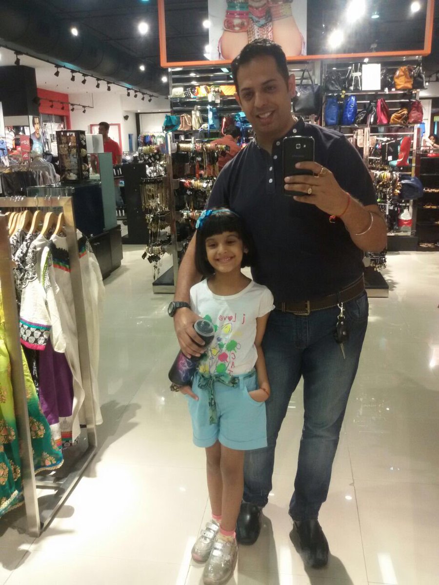 iemmayank's tweet photo. @bombaybarbeque #DAD&amp;ME #BombayBarbeque #SmileSnapShare we are bestest friends https://t.co/uwHbCTWgyO