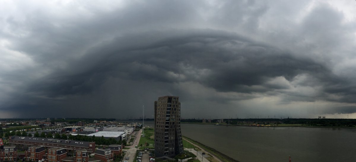 Buitje op komst in Maassluis. <a href="/EdAldus/">Ed Aldus</a>
