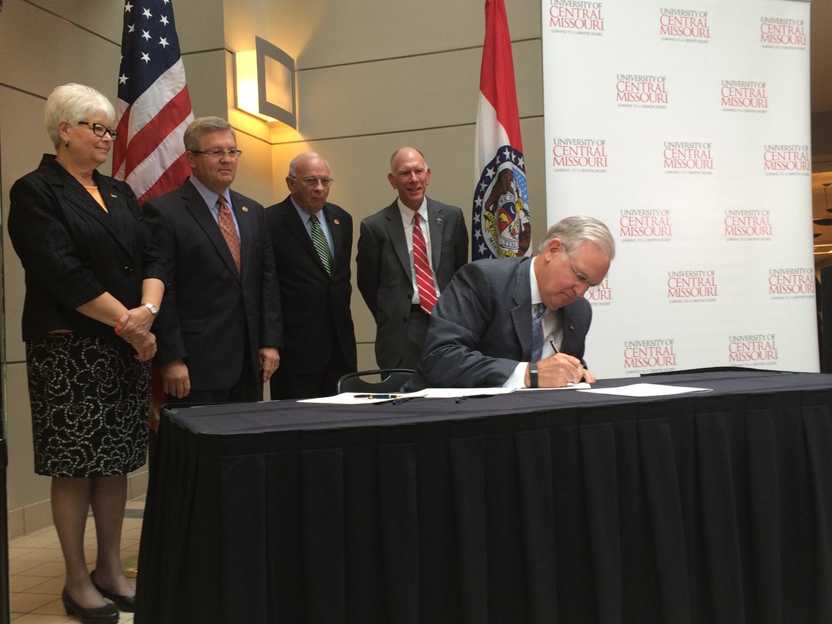 GovJayNixon's tweet photo. w/ @UCMAmbrose at @UCentralMO to sign #SB997 to help more #MO undergraduates complete their degrees https://t.co/onyG5vwVfI