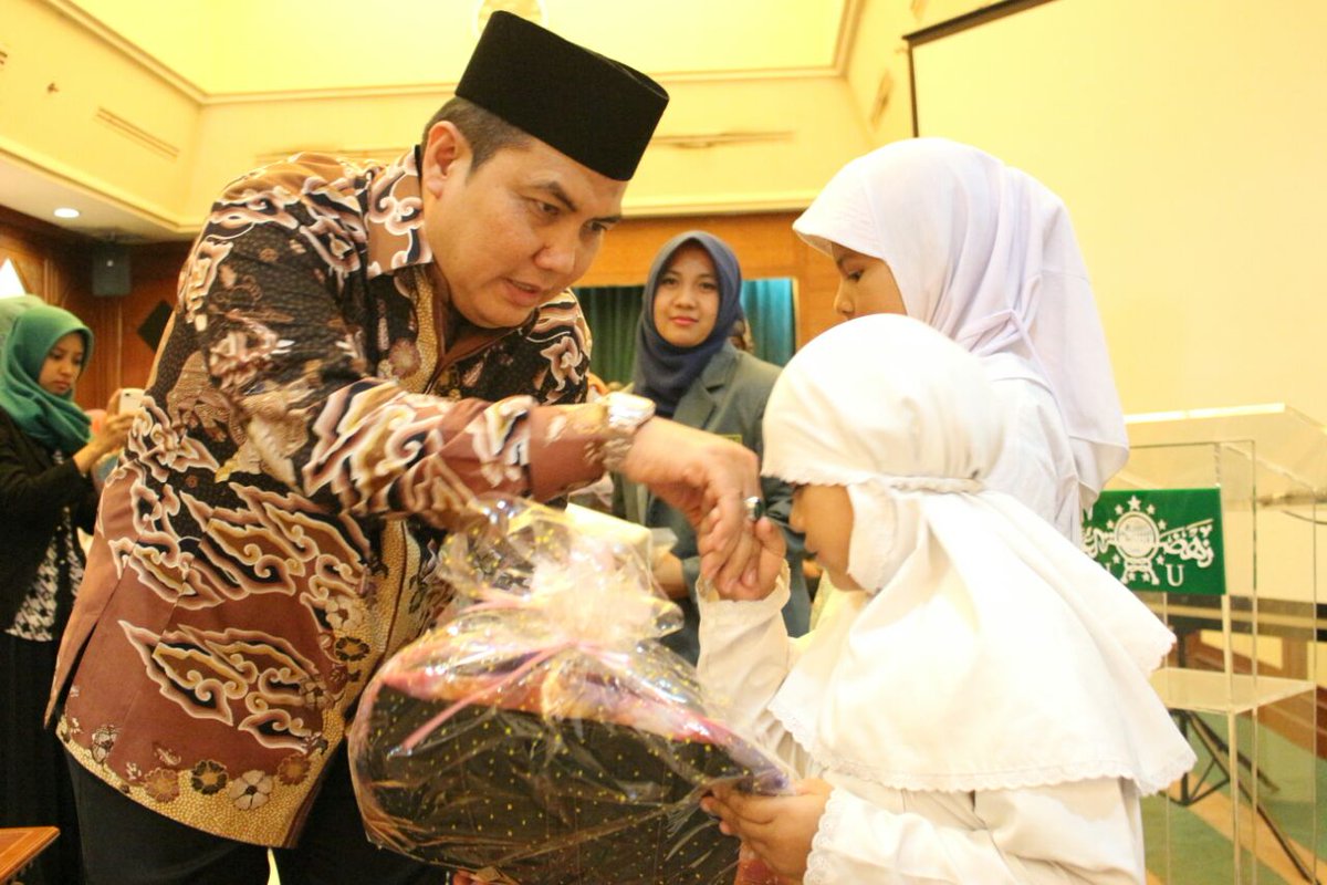 ppippnu's tweet photo. Pelajar putri berbagi dalam acara Ramadhan movement untuk pelajar Nusantara @Helmy_Faishal_Z @WartaNU @nu_online https://t.co/CvWPdiPxYp