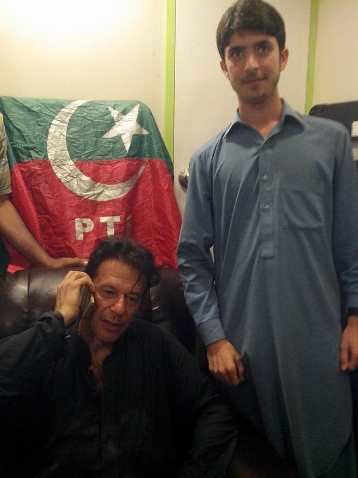 SabukAfridi's tweet photo. I want these moments again!
#AzadiContainer
Aik wari phir.
@PTI_Trendsetter @DrAyesha4 @PTIforlife #DharnaInAugust https://t.co/yTiWYZfKJ6