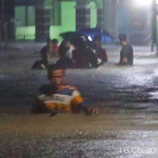 febri_naldi1312's tweet photo. @infoSumbar wrga arai pinangsangat membthkn bntun bzrns untk evakuasi &amp;msh banyak wrg yg blm berbka puasa smpi skrg https://t.co/F3XEaiFcjR