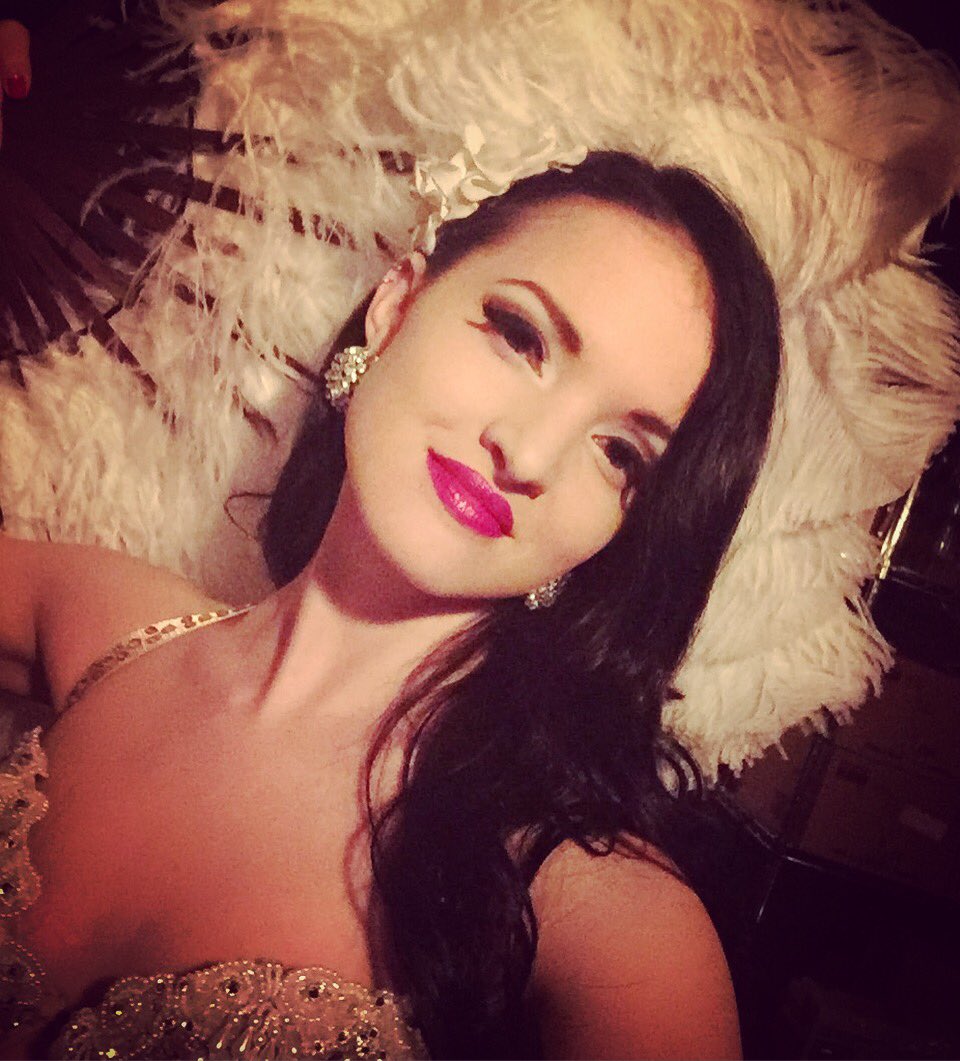 ShienCosmetics's tweet photo. Showgirl glam in #shiencosmetics! #lipstick #lips #feathers #classicglam #makeup #showgirl #redlip #boldlips https://t.co/YxbDnmfijT