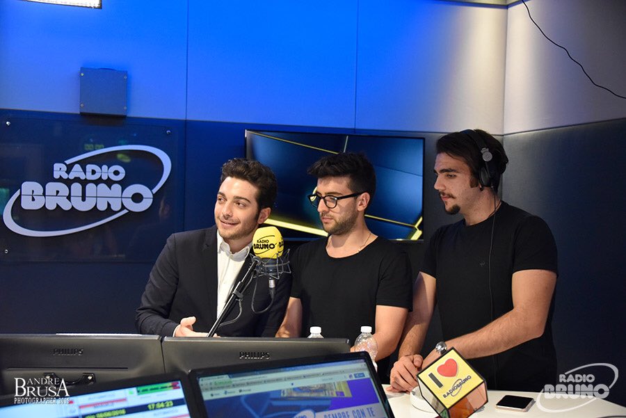 ilvolodiary's tweet photo. 1/Foto dei ragazzi oggi in diretta su  Radio Bruno https://t.co/sLxyLmYfGF