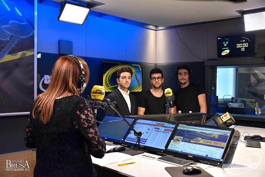 ilvolodiary's tweet photo. 1/Foto dei ragazzi oggi in diretta su  Radio Bruno https://t.co/sLxyLmYfGF