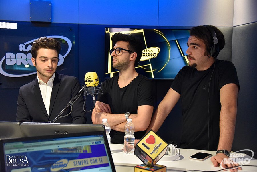 ilvolodiary's tweet photo. 3/Foto dei ragazzi oggi in diretta su  Radio Bruno https://t.co/GSnJdbKAa1