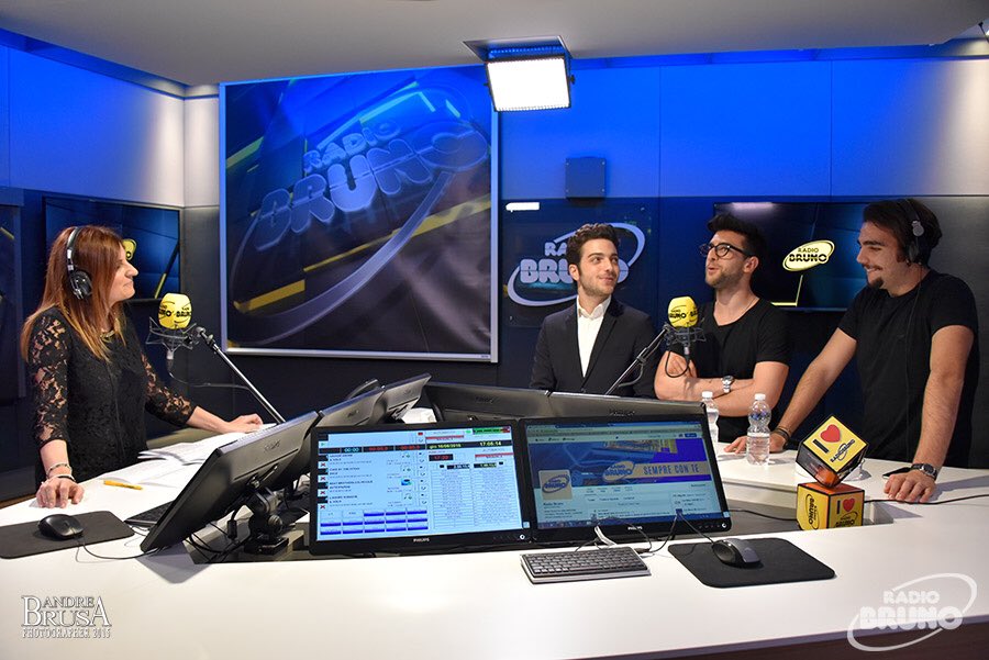 ilvolodiary's tweet photo. 4/Foto dei ragazzi oggi in diretta su  Radio Bruno https://t.co/VL6FFW3OCw