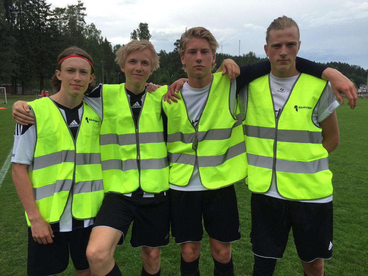 ForshagaFotboll's tweet photo. Nya västar med ny logga #fifj https://t.co/R78ER8fQMH