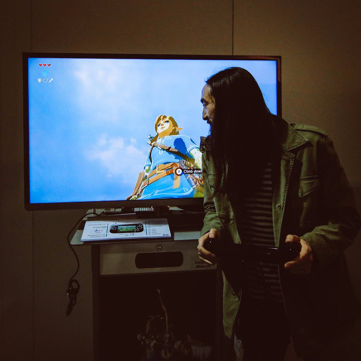 Fanboy photo w/ Link. Played the new #Zelda coming out next year!! Epic! https://t.co/gHEvEo7P7i