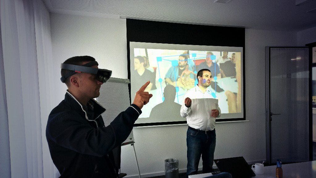 #HoloLens live bei der <a href="/dnugffm/">.NET UG Frankfurt</a> mit <a href="/grillphil/">Philipp Bauknecht 🇺🇦 🇮🇱</a> - der Hammer! Die Teilnehmer haben viel Spaß ...