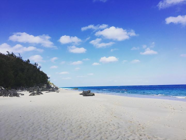 bermudadotcom's tweet photo. Perfect blue skies mirroring perfect blue waters. Just another perfect day in Bermuda #Bermudadotcom https://t.co/iYjjEbEZau
